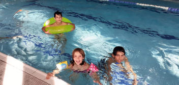 děti z DD v bazénu v Žatci.jpg