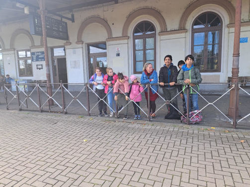 děti z DD na vlakovém nádraží v Žatci.jpg